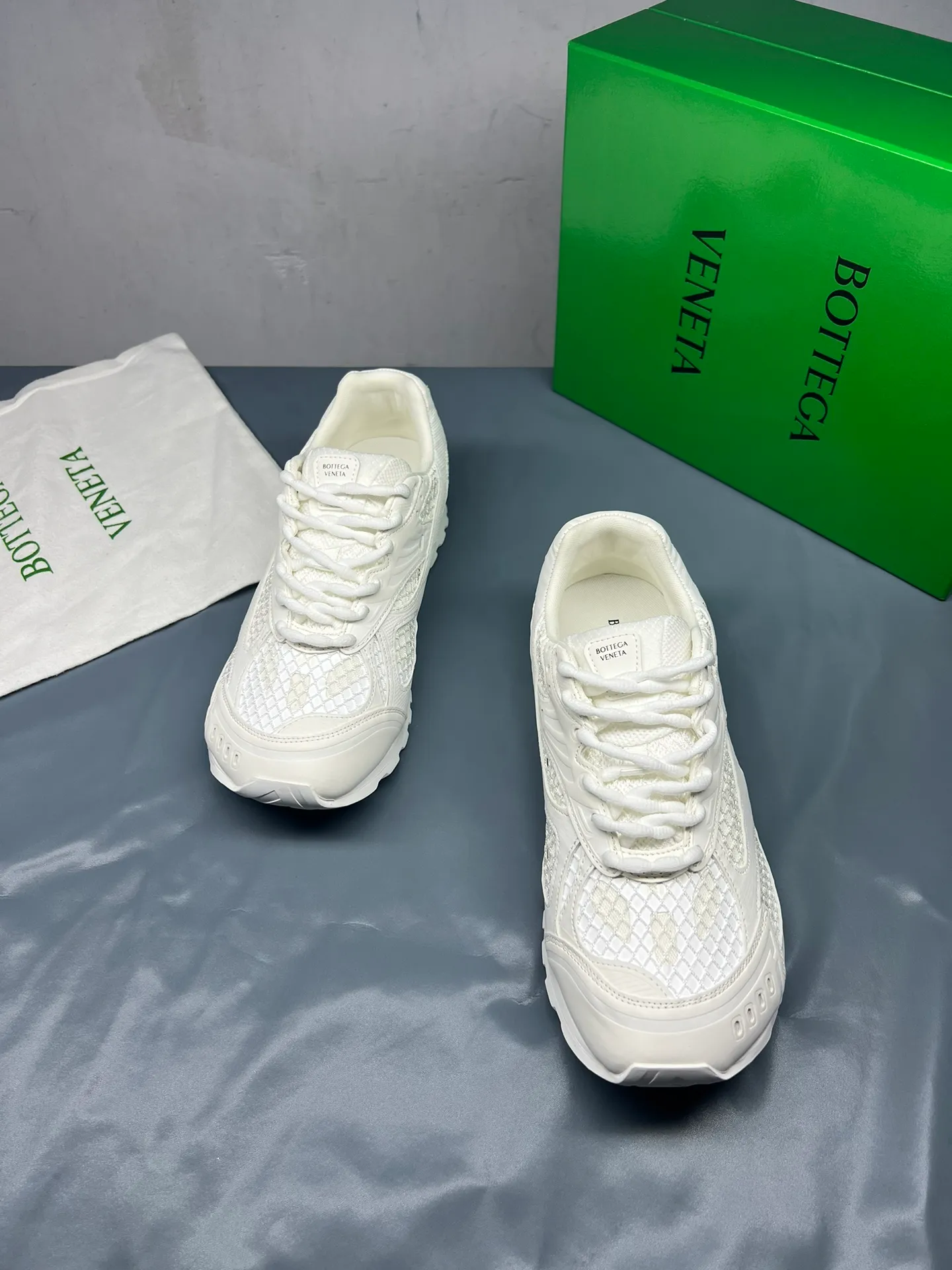 👟👟Ex-factory price 600👟👟 Men's size +10 Real photos 🔥🔥BV Orbit sneakers Wang Yibo's same style couple's dad shoes Runner sneakers, made of lightweight technical mesh fabric. Matched with geometric pattern designed rubber outsole, Wang Zha series high version. Look for the package technology. It is actually a lot taller, but the legs are still slim. Very nice, playable and durable. Matched to the standard💯 Package shoe technology. Look for the high version. The outsole is made of color-blocked TPU outsole. Women's model 35 36 37 38 39 40 41 42 (40 41 42 43 44 45 customized) (Customer logo can be accepted without refund or exchange at a favorable price) Equipped with original packaging
